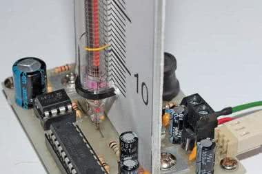 Termometr analogowy z lampą Nixie