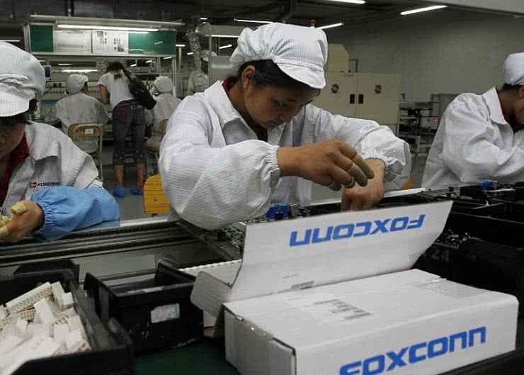 Foxconn planuje zastąpić pracowników montujących iPhone&prime;y 6 robotami Foxbot
