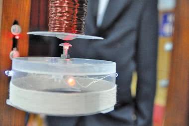 Latająca "lampka" świecąca bez baterii. Demonstracja zjawisk fizycznych w polu elektromagnetycznym