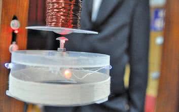 Latająca "lampka" świecąca bez baterii. Demonstracja zjawisk fizycznych w polu elektromagnetycznym