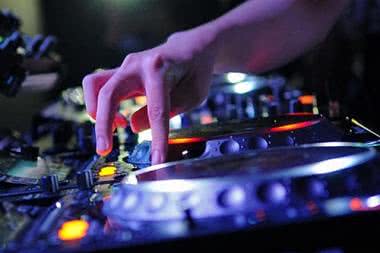 Pioneer sprzedaje oddziały produkcji sprzętu audio i wideo