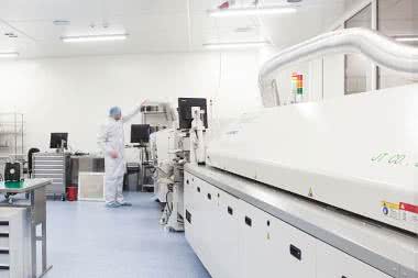 Linia montażowa w cleanroomie