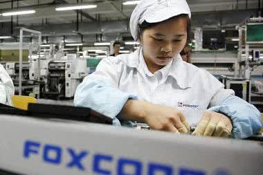 Foxconn podbił ofertę przejęcia Sharpa do 5,45 mld dol.
