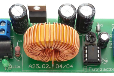 Stabilizator z kompensacją spadku napięcia na przewodach połączeniowych