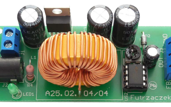 Stabilizator z kompensacją spadku napięcia na przewodach połączeniowych