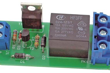 Przekaźnik zasilany szerokim zakresem napięcia