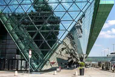 Stacje ładowania aut elektrycznych na lotnisku Balice