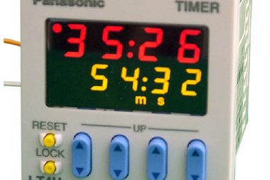 Cyfrowy timer do montażu na szynie DIN