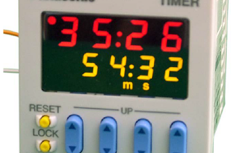 Cyfrowy timer do montażu na szynie DIN