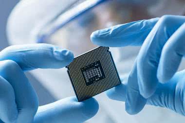 Według danych IC Insights, w 2018 roku dostarczono bilion elementów półprzewodnikowych