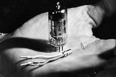 Nadprzewodnikowa lampa próżniowa