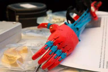 Poruszenie wywołane przez bioniczną rękę