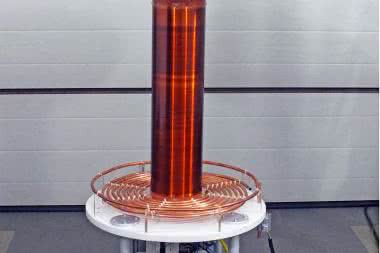 Półprzewodnikowa cewka Tesli o podwójnym rezonansie