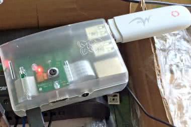 Bramka SMS na bazie Raspberry Pi z dołączonym modułem GSM