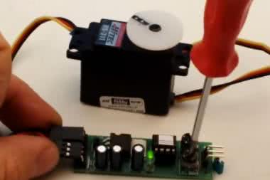 AVT1605 - DWUSTANOWY STEROWNIK SERWOMECHANIZMU