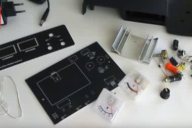 AVTZASILACZ - Regulowany zasilacz uniwersalny 1,2...13,5V/1A