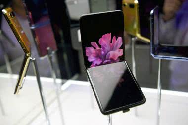 Dostawcy szkła opracowują ultracienkie komponenty do urządzeń składanych