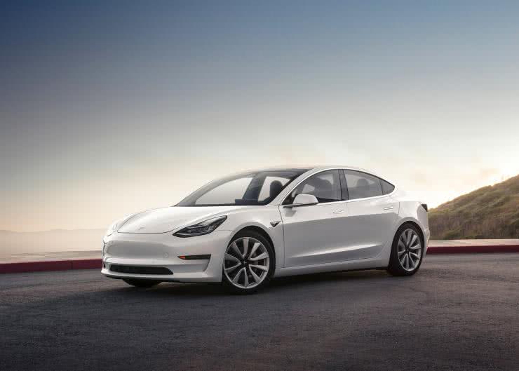 Tesla rozpoczęła w chińskiej fabryce produkcję Modelu 3 dalekiego zasięgu