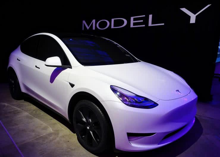 Tesla coraz większą konkurencją dla producentów samochodów spalinowych
