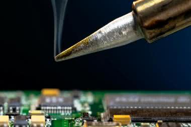 Topniki i spoiwa w elektronice