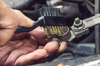 Styki baterii - jak je skutecznie czyścić?