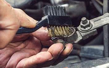 Styki baterii - jak je skutecznie czyścić?