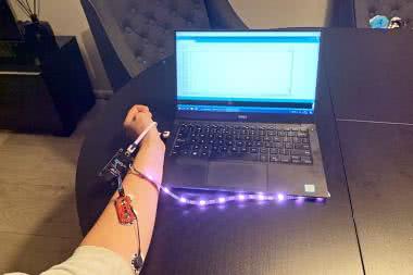 Sensor pracy mięśni z wizualizacją w sieci Web i na diodach LED RGB