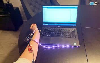 Sensor pracy mięśni z wizualizacją w sieci Web i na diodach LED RGB
