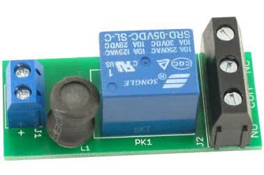 Przekaźnik zasilany szerokim zakresem napięcia