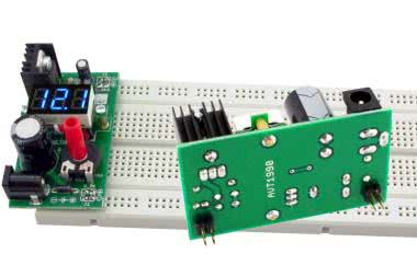 Regulowany zasilacz do płytek stykowych