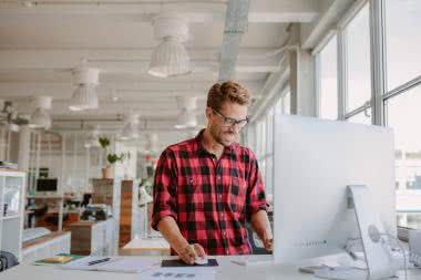 Biurko programisty - jakie powinno być i co powinno się na nim znaleźć?