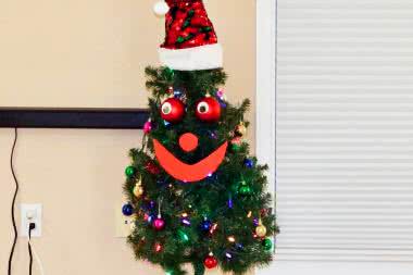 Choinka świąteczna obserwująca domowników