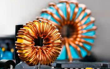 Elementy indukcyjne w filtrach zasilania