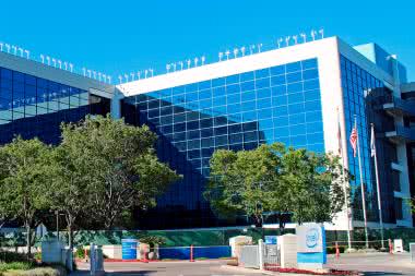 Intel zanotował historyczną utratę wartości i obniża wynagrodzenia