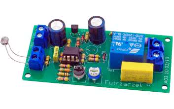 Włącznik monostabilny wyzwalany światłem