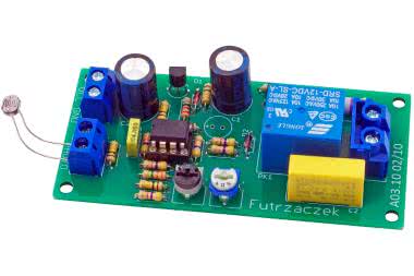 Włącznik monostabilny wyzwalany światłem