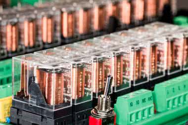 Przekaźniki w obwodach AC i DC