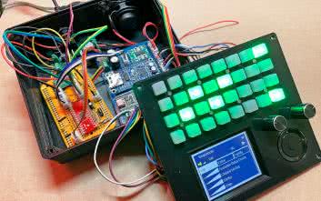 Automat perkusyjny BassMate do wspomagania ćwiczeń gry na instrumentach