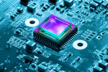 Czujniki optyczne (3). Pirometry scalone, czujniki piroelektryczne oraz mikrobolometry