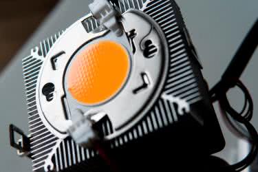 Charakteryzowanie diod elektroluminescencyjnych za pomocą analizatora odpowiedzi częstotliwościowej i liniowego iniektora