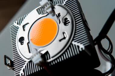 Charakteryzowanie diod elektroluminescencyjnych za pomocą analizatora odpowiedzi częstotliwościowej i liniowego iniektora