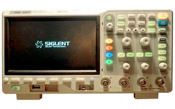 Oscyloskop Siglent SDS1104X-U. Jeden z najlepszych budżetowych oscyloskopów cyfrowych