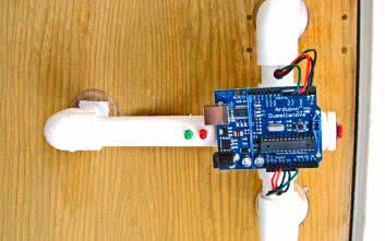 Zamek do drzwi oparty na Arduino, który wykrywa rytm pukania
