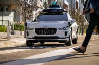 W 2024 roku robotaxi Waymo One w czterech miastach