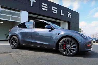 Tesla zwalnia ponad 10% personelu