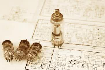 Prowadzenie masy inspirowane układami lampowymi