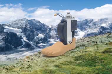 Naturalny chód ze sztuczną stopą