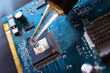 W jakim celu lakierujemy płytki PCB i jak wybrać optymalne rozwiązanie?