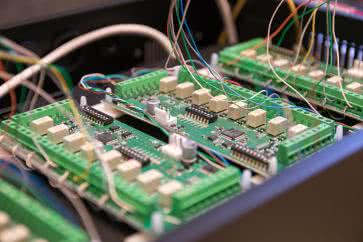 Zabezpieczanie i organizacja przewodów w urządzeniach elektronicznych