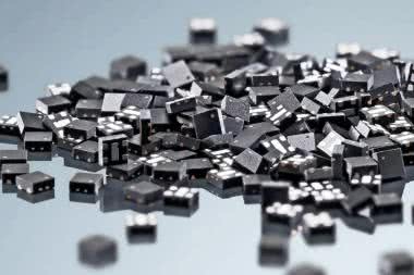 Tani, cyfrowy czujnik temperatury o dokładności ±0,4°C i wymiarach 1,5×1,5×0,5 mm